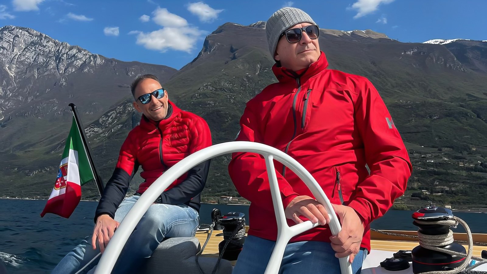 Periodista probando un velero