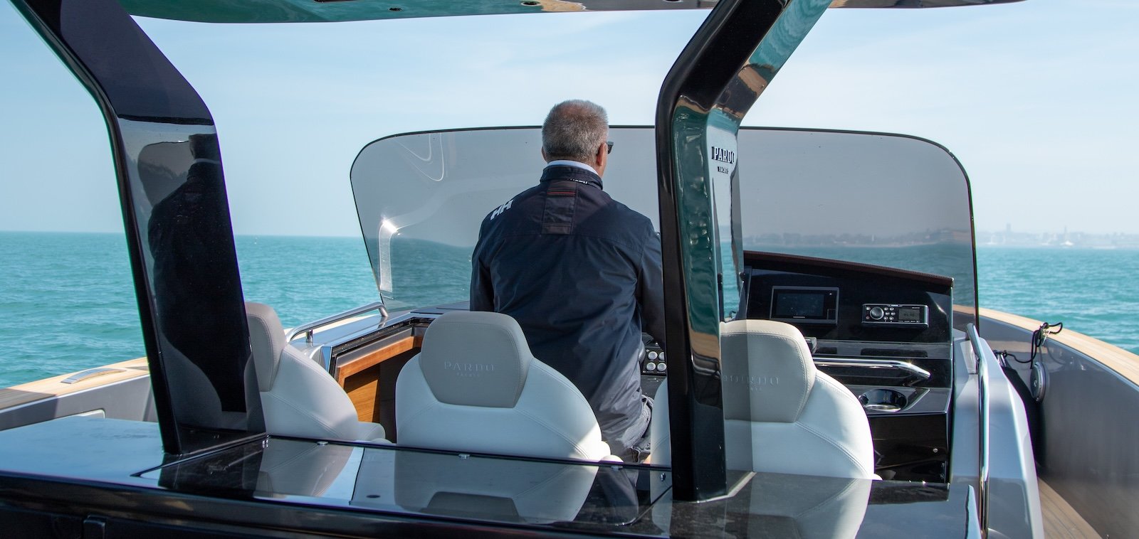 Un periodista probando un barco