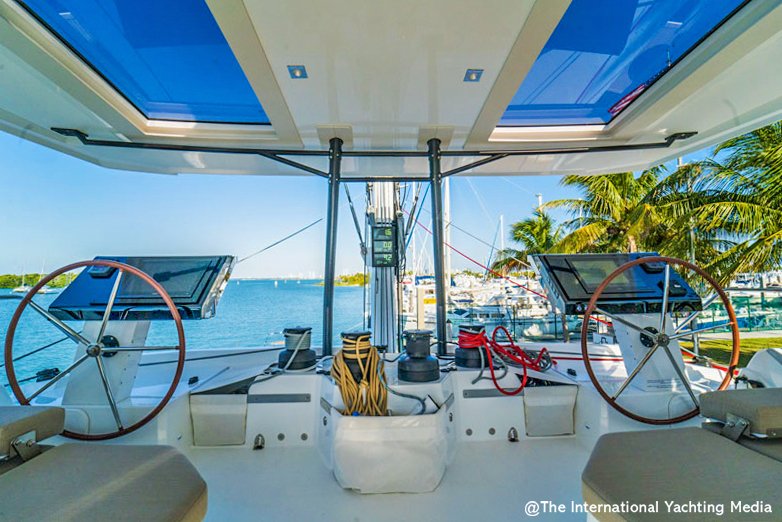 Puestos de gobierno del Fountaine Pajot Alegria 67 Puestos de gobierno del Fountaine Pajot Alegria 67