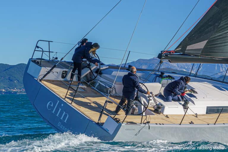 Navegando a barlovento del ICE Yachts 54 Ruedas de carbono ICE Yachts 54