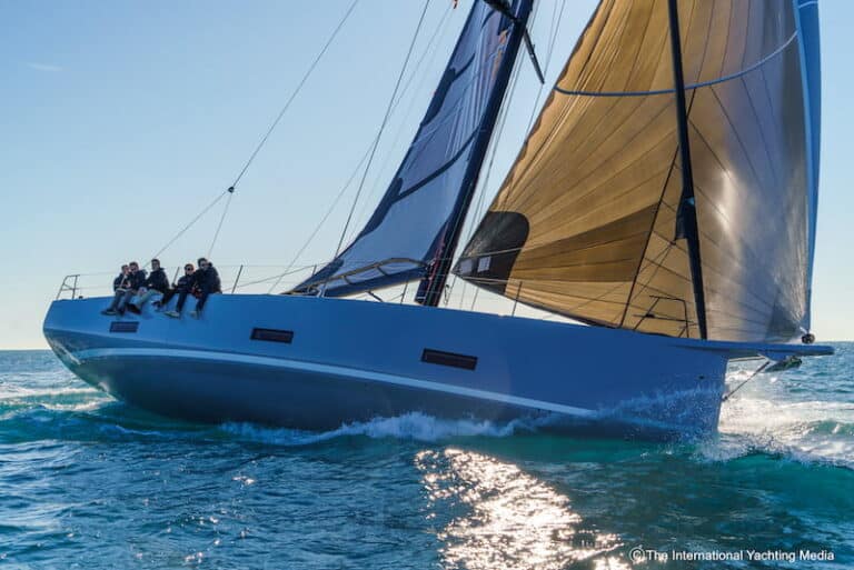 Navegando a barlovento del ICE Yachts 54 Navegando a barlovento del ICE Yachts 54