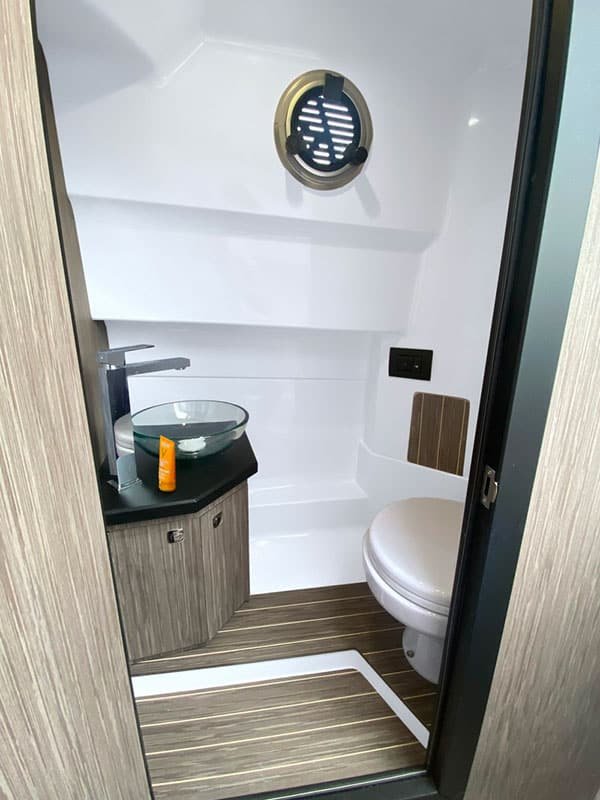 Toilette du Ranieri Cayman 28.0 Executive Toilette du Ranieri Cayman 28.0 Executive