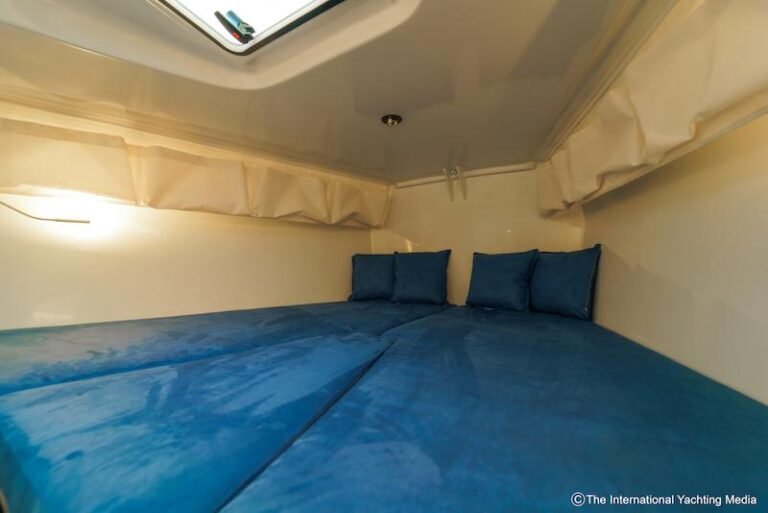 Neo 430 Roma bow cabin Neo 430 Roma bow cabin