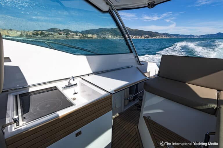 Flipper 900 ST outdoor galley Flipper 900 ST outdoor galley