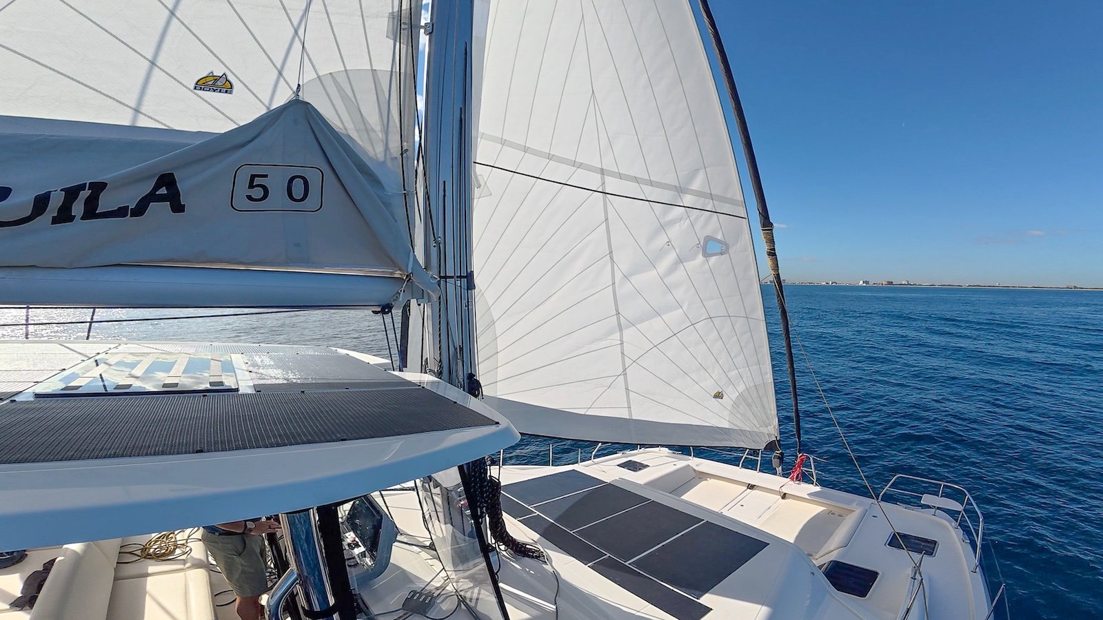 Aquila 50 Sail navegando a vela con génova desplegada — prueba en océano Aquila 50 Sail navegando a vela con génova desplegada — prueba en océano