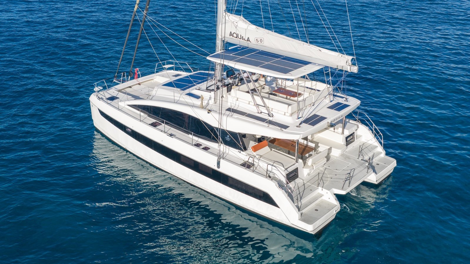 Aquila 50 Sail catamarán de vela híbrido — vista lateral izquierda Aquila 50 Sail catamarán de vela híbrido — vista lateral izquierda