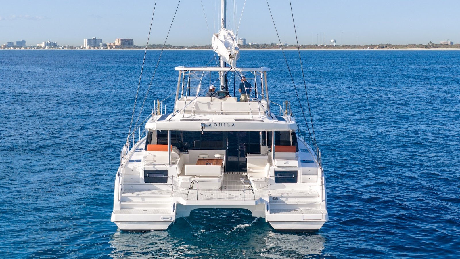 Aquila 50 Sail visto desde popaPopa Aquila 50 Sail visto desde popaPopa