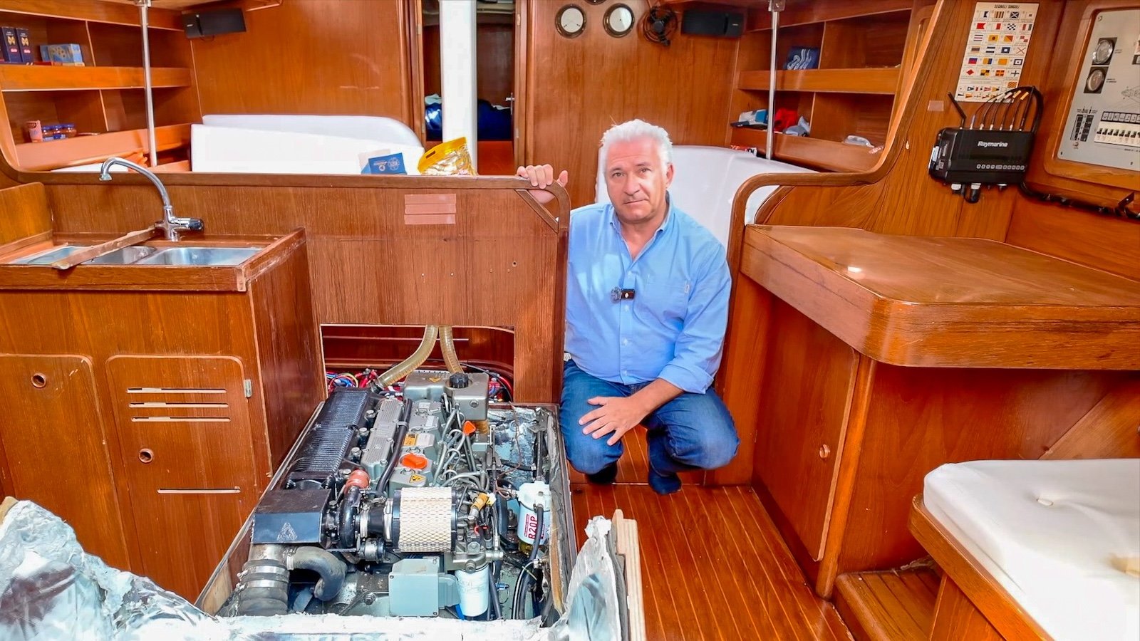 Luca D'Ambrosio muestra cómo realizar el mantenimiento del motor diésel. Luca D'Ambrosio muestra cómo realizar el mantenimiento del motor diésel.