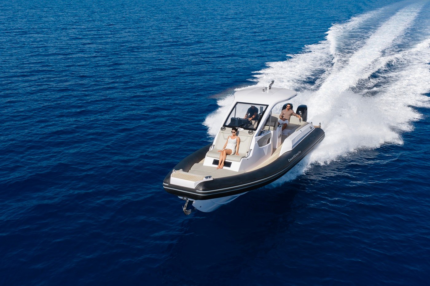 Cayman 41.0 con techo rígido