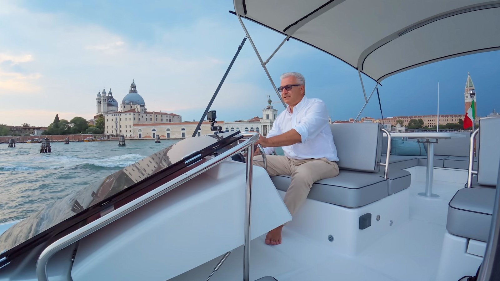 Luca D'Ambrosio testa il Delphia 11 Skylounge in navigazione